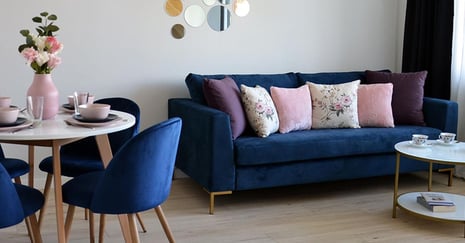 Jak urządzić salon w bloku? Porady i inspiracje